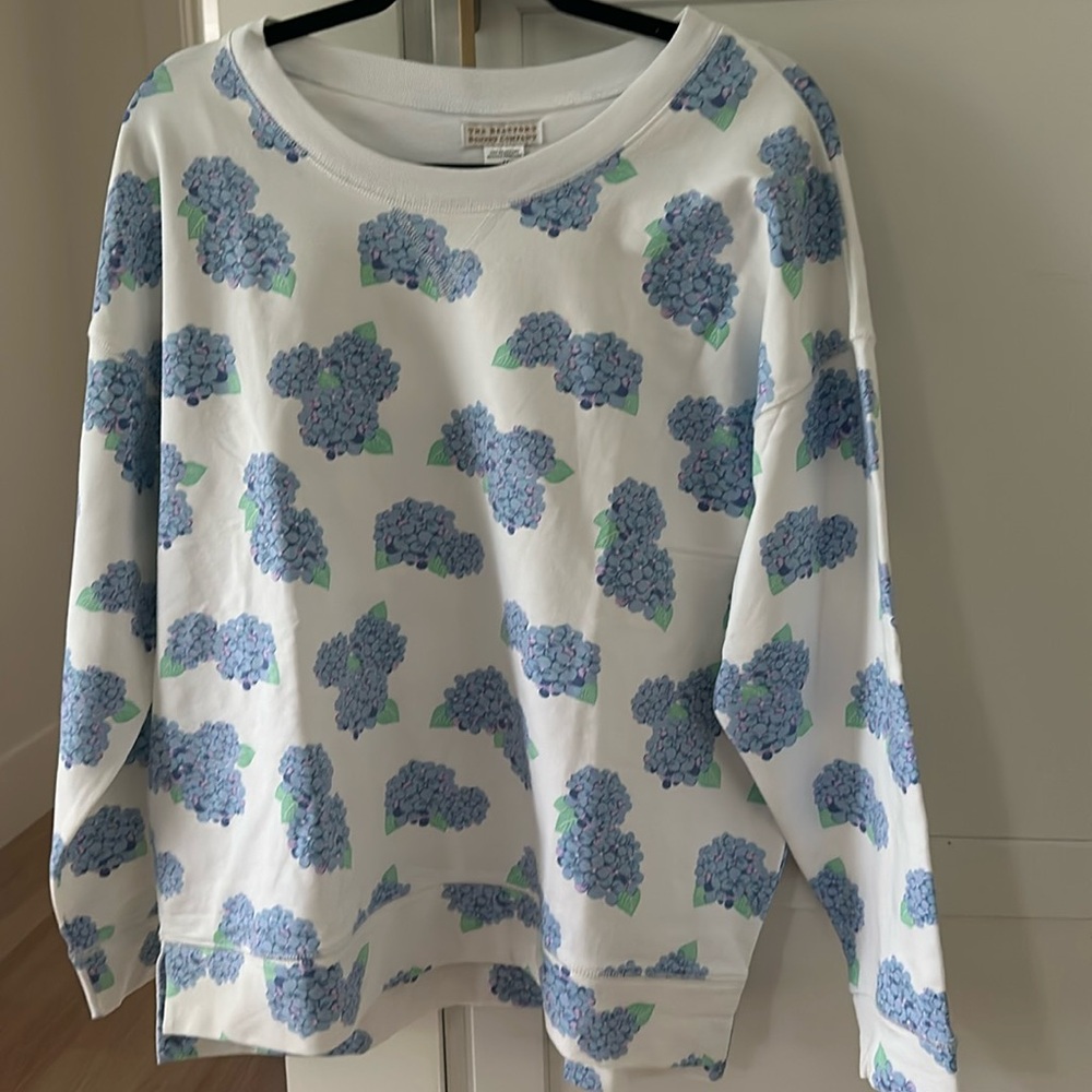 Woman’s Cassidy Comfy Crewneck in Happiest hydrangeas/Worth Avenue White  size M